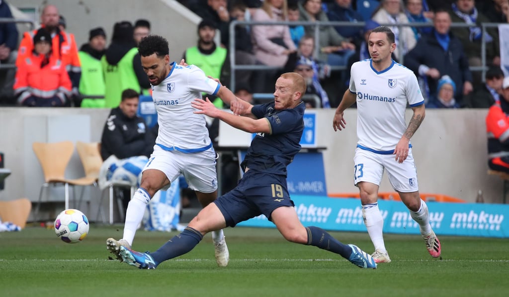 Verloren das Hinspiel mit dem FCM gegen Hansa Rostock um Sebastian Vasiliadis (M.) mit 1:2: Herbert Bockhorn (l.) und Baris Atik.