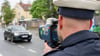 Ein Polizeibeamter nimmt in Nürnberg einen Verkehrsteilnehmer mit einem Messgerät ins Visier.