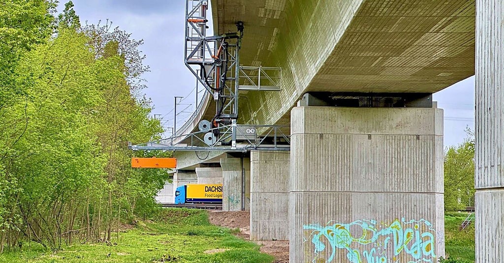 An der ICE-Brücke bei Halle ist die Arbeitsplattform schon eingehängt.