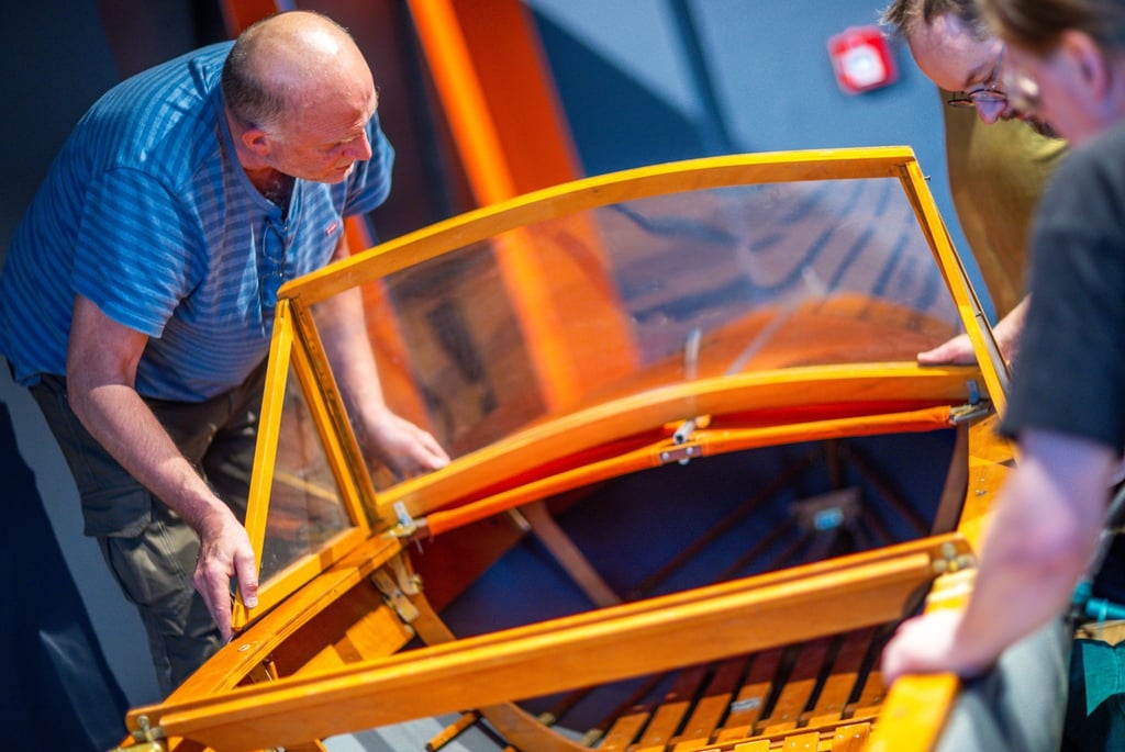 Mitglieder der „Freunde historischer Faltboote“ bauen das Faltboot „Delphin 110“ im Phantechnikum auf.