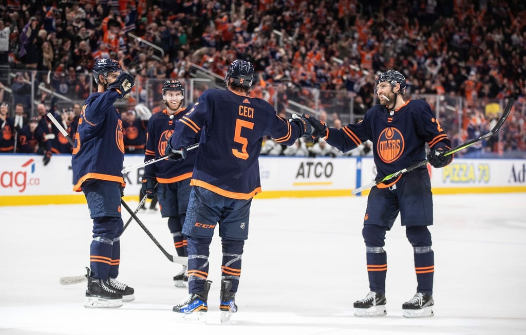 Die Edmonton Oilers um Superstar Leon Draisaitl (r) treffen in den Playoffs auf die Los Angeles Kings.