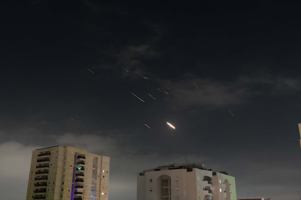 Flammen über Tel Aviv: Israels Luftabwehrsystem fing am Wochenende Raketen und Drohnen aus dem Iran ab.