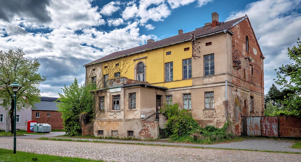 In Karith steht ein herrschaftliches Gutshaus zum Verkauf. Angeboten wird es über die Denkmalbörse des Landes Sachsen-Anhalt.