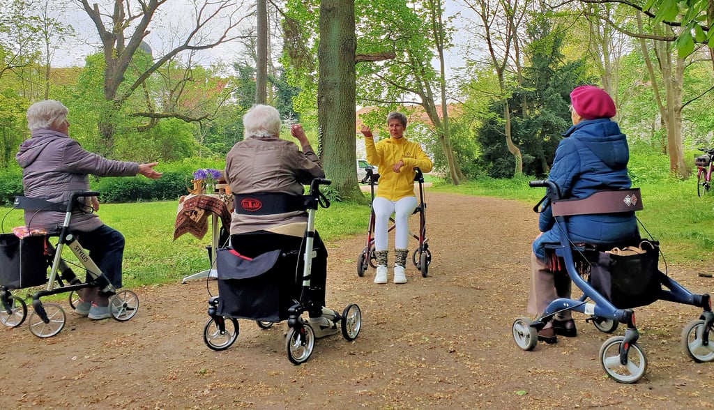 Kein Gelenk wird hier ignoriert. Kathrin Fritzsche trifft mit dem Rollator-Yoga offenbar einen Nerv. Ihre Teilnehmerinnen genießen die Stunde.