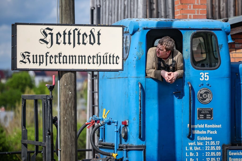 Ein Vereinsmitglied der Mansfelder Bergwerksbahn rangiert auf dem Bahnhof Kupferkammerhütte Güterwagen.