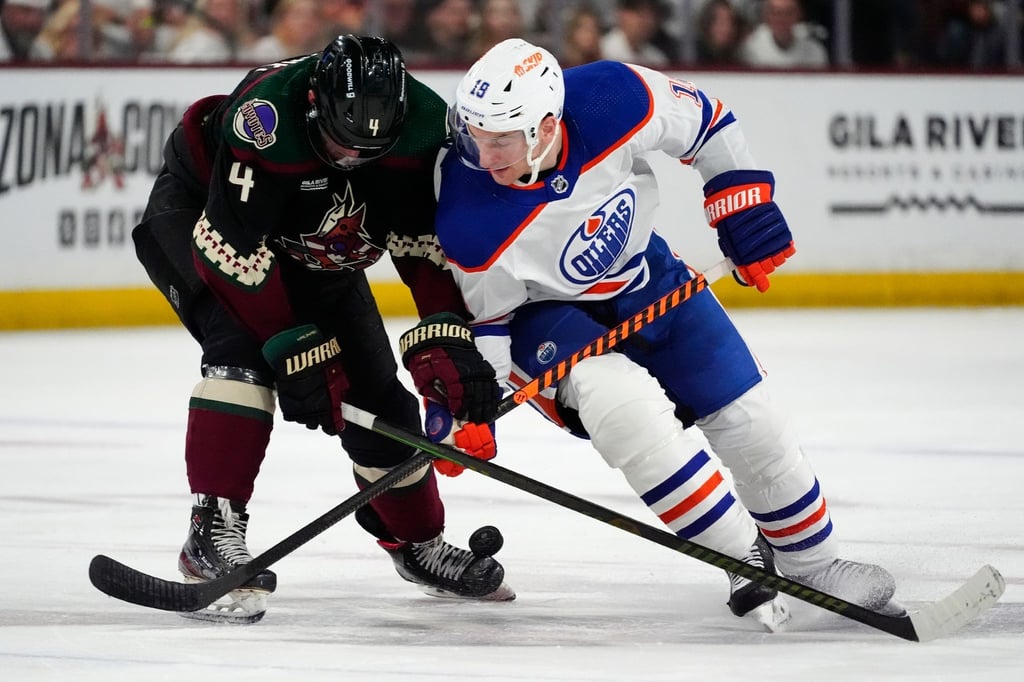 Adam Henrique (r), Center der Edmonton Oilers, und Juuso Valimaki, Verteidiger der Arizona Coyotes, kämpfen um den Puck.