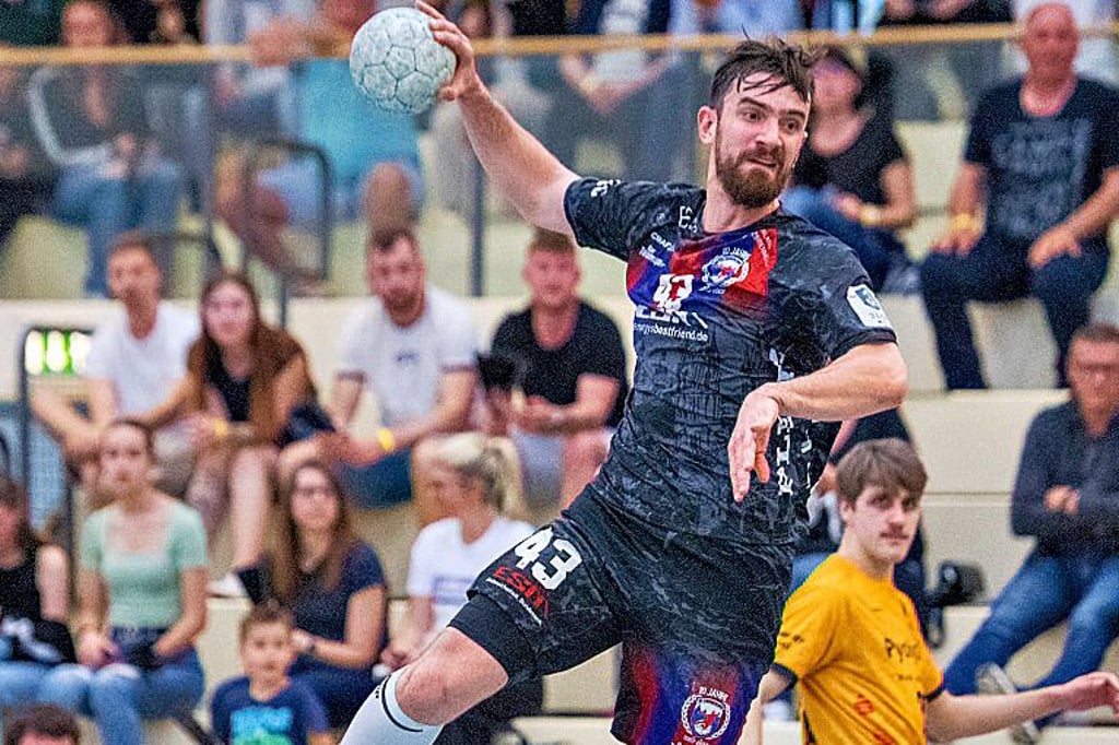 Auch Linksaußen Marc Esche, hier im Heimspiel gegen Bernburg, gehört bei den Burgenländern zu den Akteuren mit einer Vergangenheit beim SC DHfK Leipzig.
