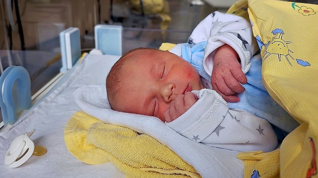 Julian Dean Glöckner ist wohlauf. Der Junge muss nun aber ohne Mutter Stefanie aufwachsen, die bei seiner Geburt starb.