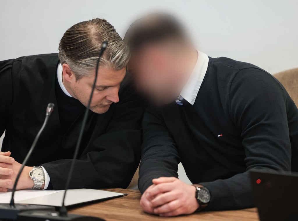 Der Angeklagte (r) mit seinem Anwalt im Kölner Landgericht.