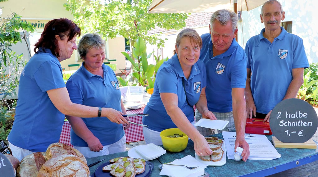 Das frische Brot aus dem historischen Dorfbackofen von Mönchenhöfe ist auch beim Heimatfest-Frühschoppen in Jessen stets überaus beliebt.