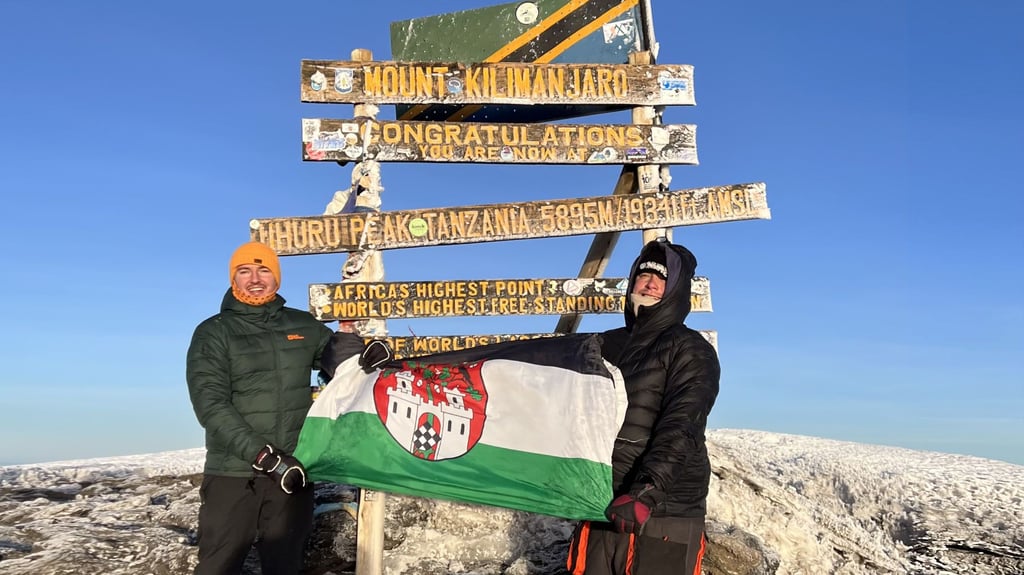 Geschafft! Die ehemaligen Ascherslebener Martin Traut und Eike Völkner sind am Gipfel des Kilimandscharos angekommen. Fürs Erinnerungsfoto haben sie die Ascherslebener Flagge dabei.