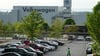 Eine Person geht über den Parkplatz des Volkswagen-Werks in Chattanooga, Tennessee.