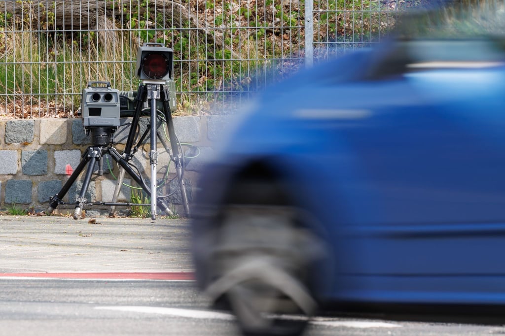 Ein Geschwindigkeits-Messsystem vom Typ Poliscan FM1 des Herstellers Vitronic steht während des sogenannten Blitzmarathons in einer Dreißiger-Zone am Straßenrand.