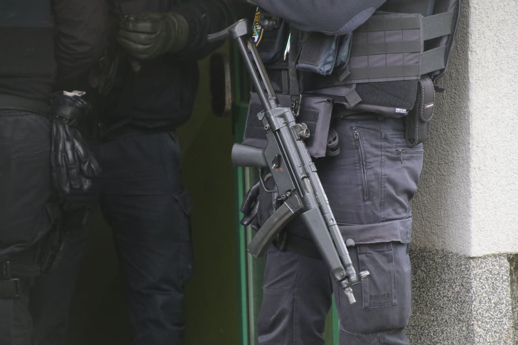 Auch mit einer Maschinenpistole rückten die Beamten in Schafstädt an.