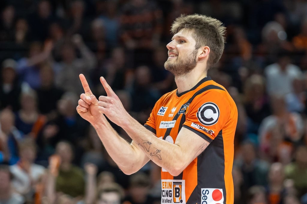Berlins Ruben Schott jubelt nach Punktgewinn.