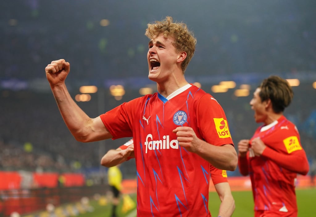 Die Störche haben das Nordderby im Volksparkstadion für sich entschieden: Hier jubelt Kiels Tom Rothe nach seinem Tor.