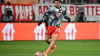 Bayerns Thomas Müller spielt während der Aufwärmphase einen Ball.