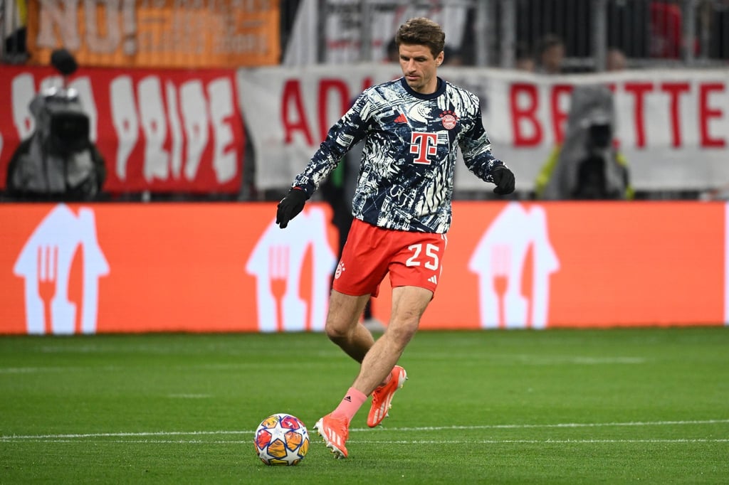 Bayerns Thomas Müller spielt während der Aufwärmphase einen Ball.