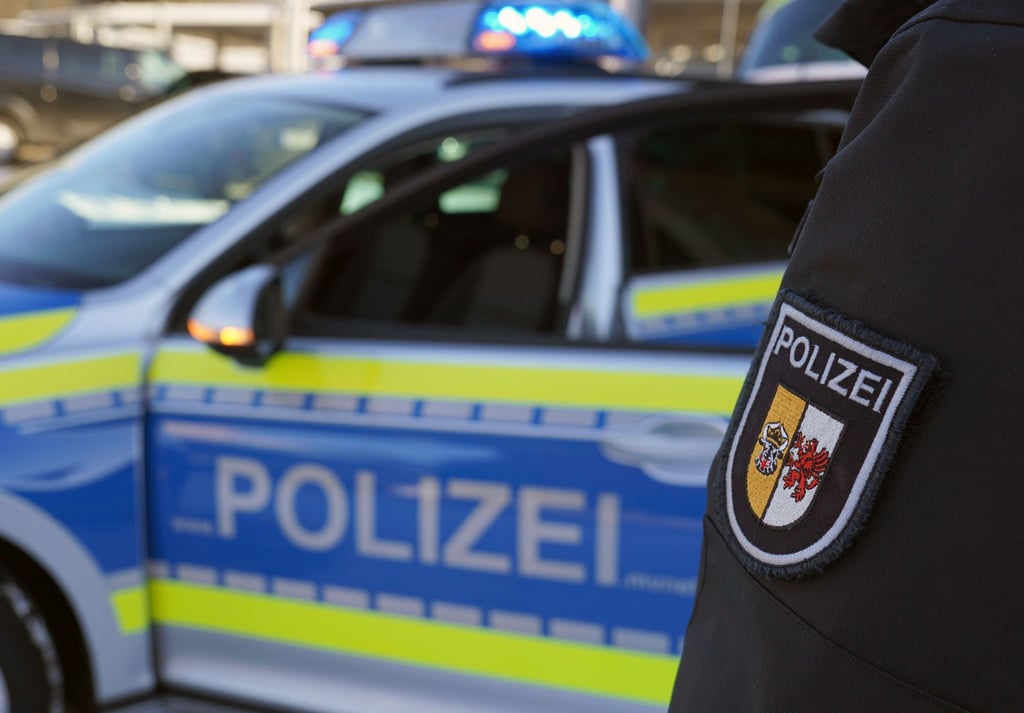Ein neuer Funkstreifenwagen steht auf dem Hof des Polizeizentrums.