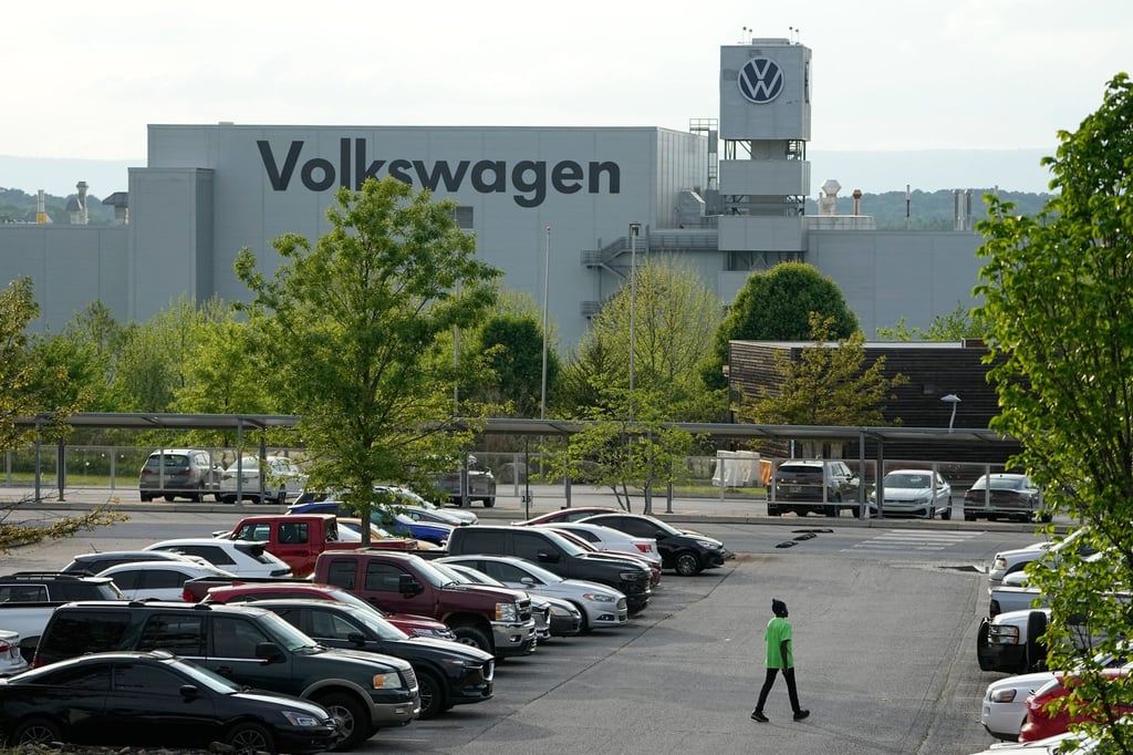 Eine Person geht über den Parkplatz des Volkswagen-Werks in Chattanooga, Tennessee.