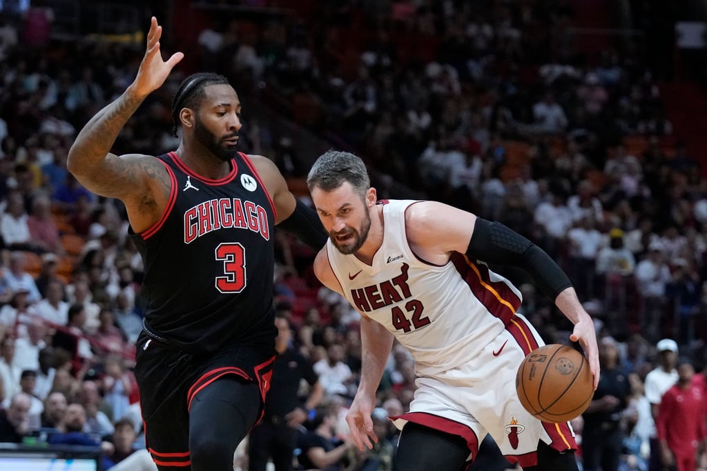 Miami-Profi Kevin Love (r) zieht gegen Andre Drummond zum Korb.