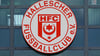 Das Vereinslogo des Hallescher Fußballclub e.V. an der Geschäftsstelle.
