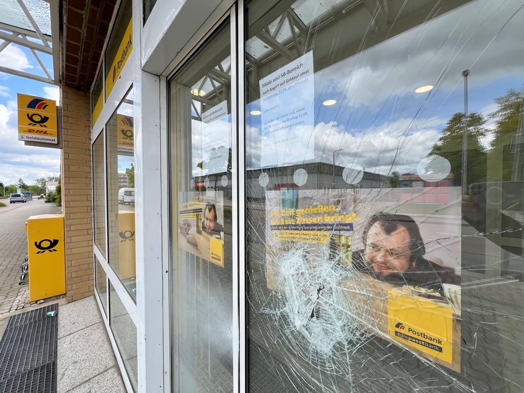 Spuren des Einbruchs in der Bankfiliale in Wolfen-Nord sind nicht zu übersehen.