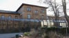 Blick auf eines der Gebäude vom Krankenhaus-Maßregelvollzug für als psychiatrisch auffällig oder suchtkrank eingestufte Straftäter auf dem Gelände der Karl-Bonhoeffer-Nervenklinik.