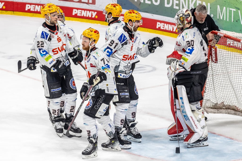 Spieler der Pinguins Bremerhaven klatschen sich nach der Niederlage enttäuscht ab.