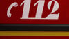Auf einem Fahrzeug der Feuerwehr steht die Nummer „112“.