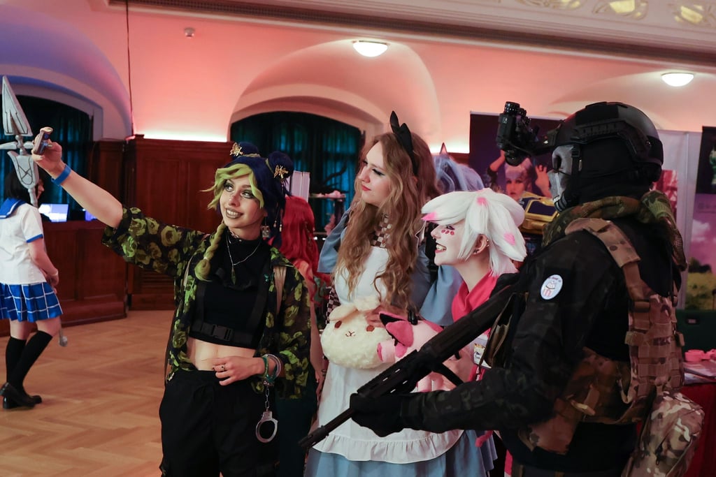 Besucher der Comic- und Spiele-Messe "JenaCon“ im Volkshaus in Jena.