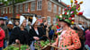 Farbenfroh gekleidete Musiker und Tulpenmädchen sind auf dem Tulpenfest auf den Straßen im Holländischen Viertel unterwegs.
