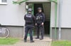 Polizeieinsatz in Schafstädt: Mit einer Maschinenpistole sicherten Polizeibeamte ein Hauseingang.
