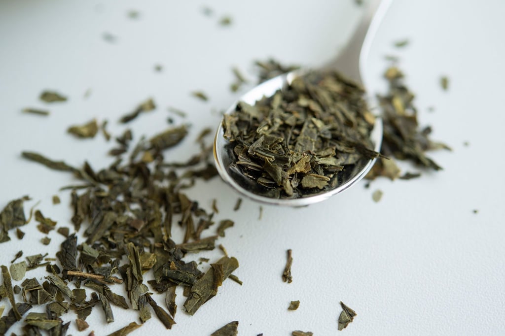 Stress- und angstfrei durchs Leben gehen à la Taylor Swift. Das verspricht sich mancher durch L-Theanin, eine Aminosäure, die vor allem in Teeblättern vorkommt.