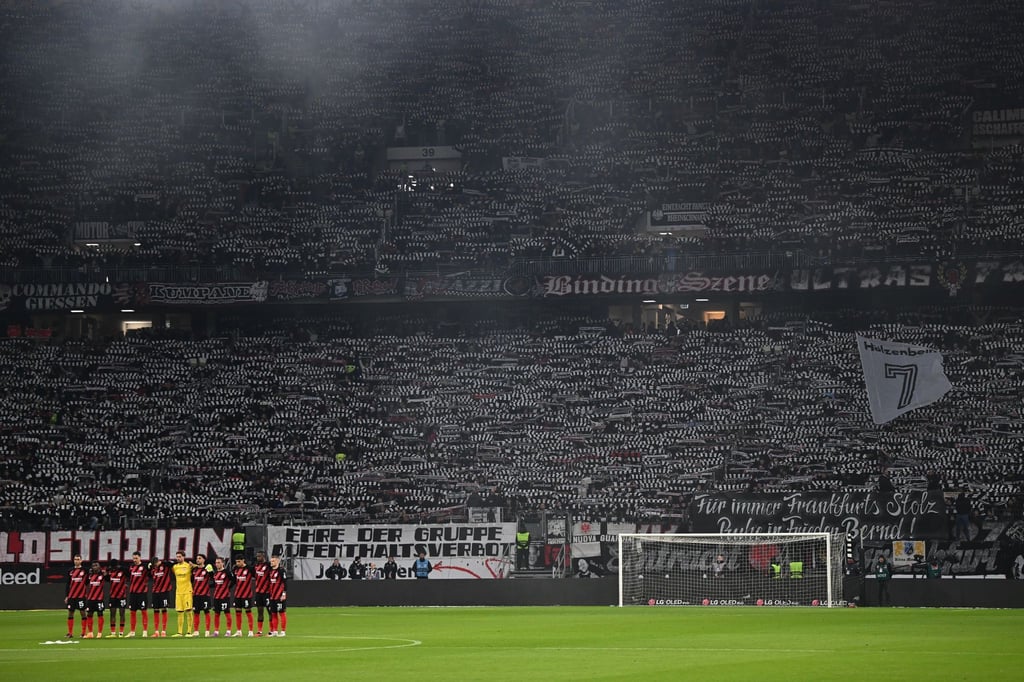 Das Eintracht-Heimspiel gegen den FC Augsburg stand ganz im Zeichen des Gedenkens an Bernd Hölzenbein.