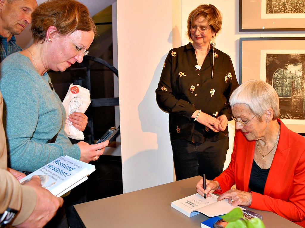 Nach ihrem Vortrag im Kunstquartier des Arthotels Havelberg signiert Gabriele Krone-Schmalz (rechts) ihre Bücher. Hotelchefin Renate Lewerken (2. von rechts) dankte der Journalistin für den interessanten Abend.