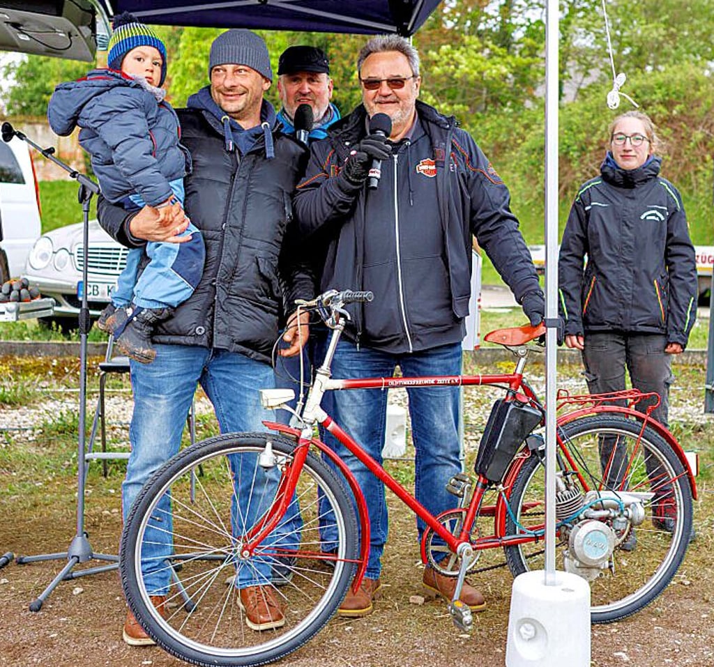 Den ersten Preis der Verlosung beim Oldtimertreffen gewann Christoph Reinsberger, links im Bild mit Sohn Richard.