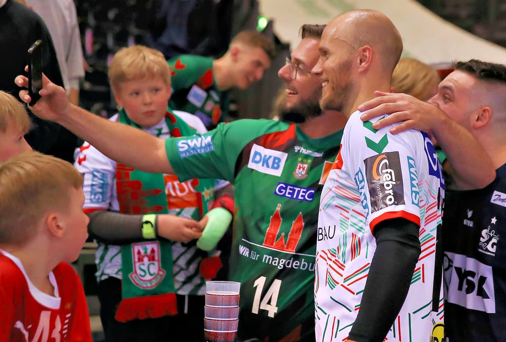 Tim Hornke hatte nach dem Sieg in Flensburg reichlich Zeit für Fotos mit den Fans. Die Freude über die zwei Punkte sowie die Rückkehr in die Nationalmannschaft waren beim Rechtsaußen nicht zu übersehen