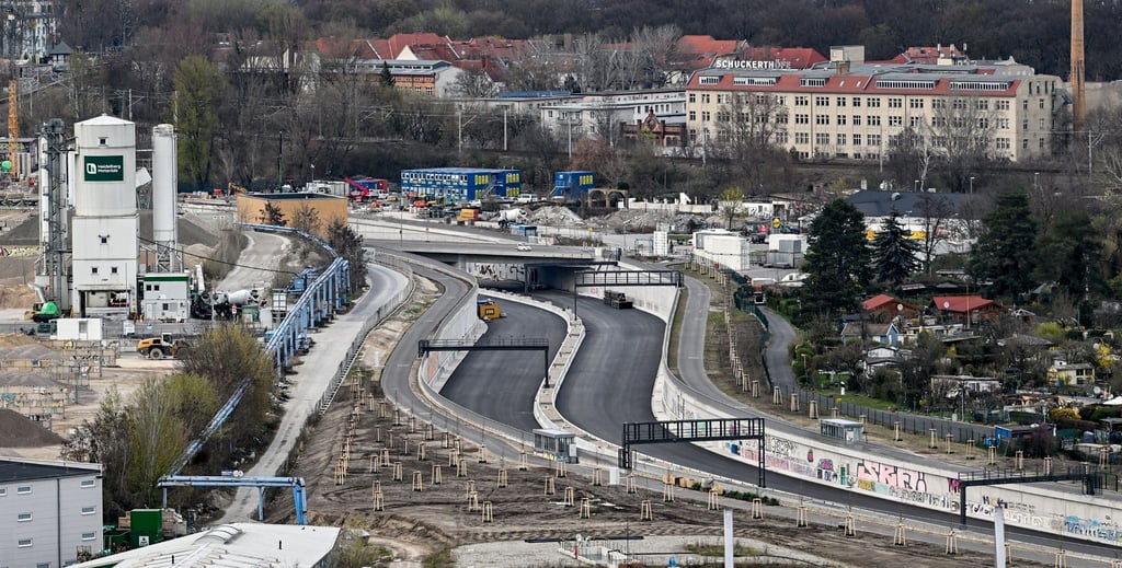 Baustelle der Berliner Stadtautobahn A100.