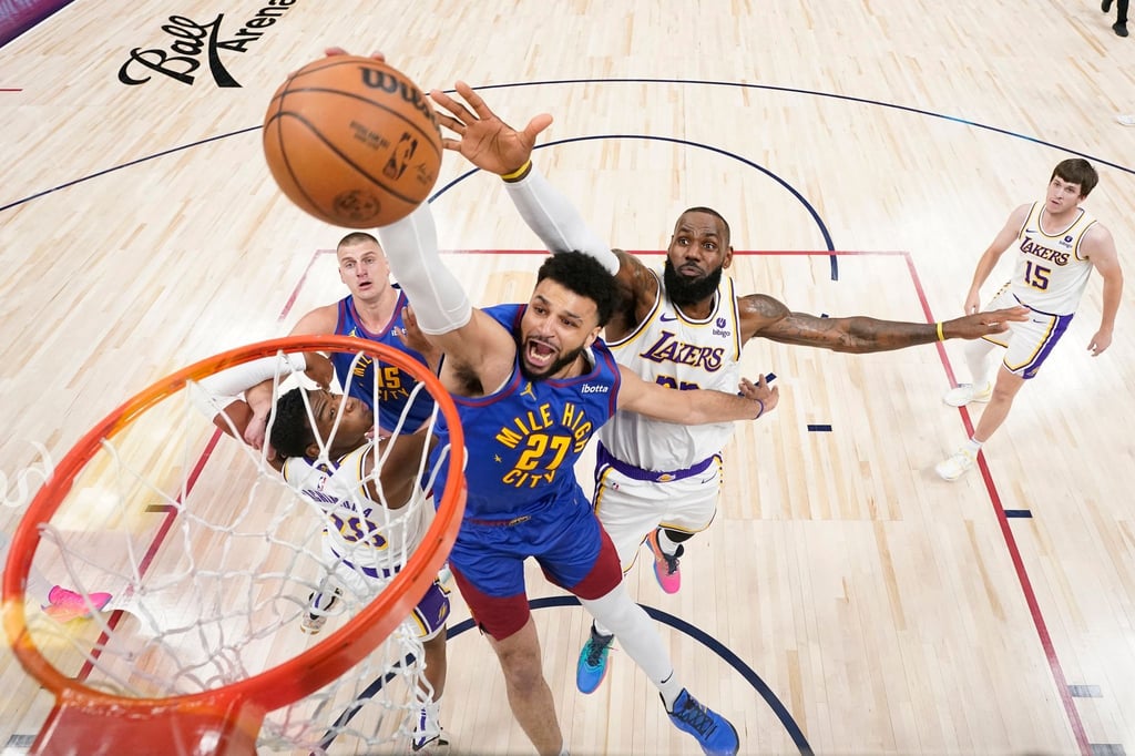 Nuggets-Guard Jamal Murray (M.) steigt zum Dunk hoch.