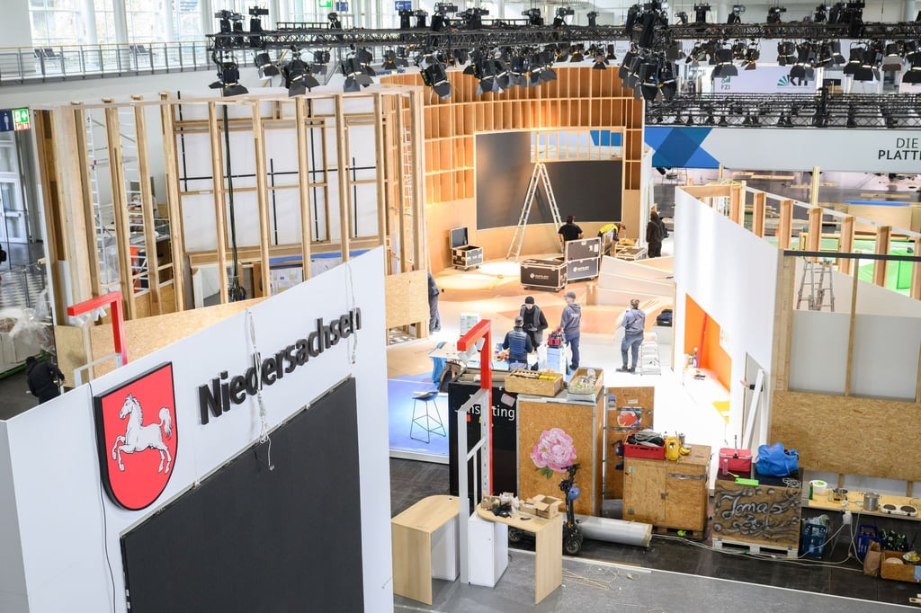 Messestände werden für die Hannover Messe 2024 in der Messehalle 2 aufgebaut.