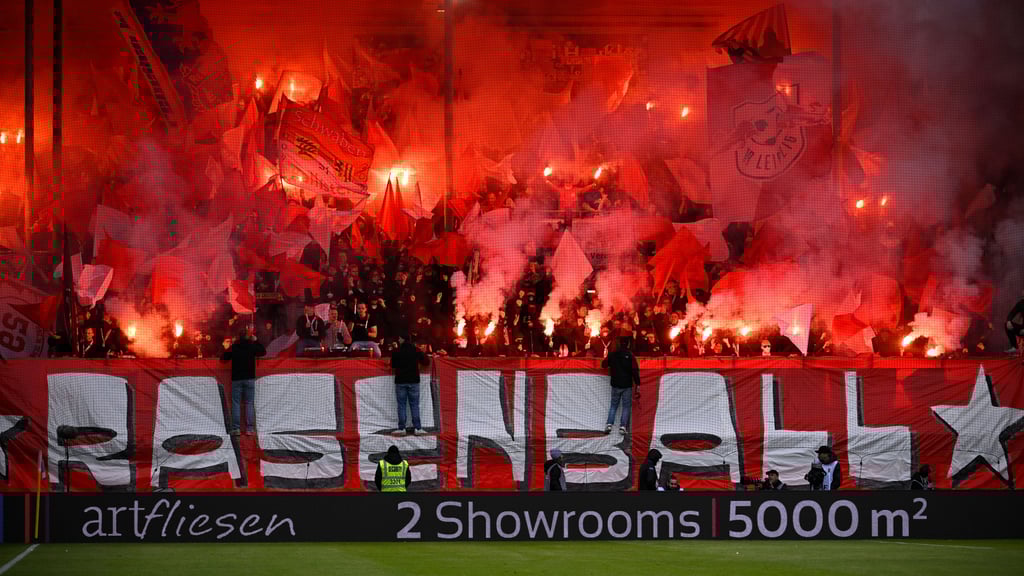 Sieht gut aus, ist aber gefährlich und nicht familientauglich: Pyrotechnik spaltet die RB-Fanszene.