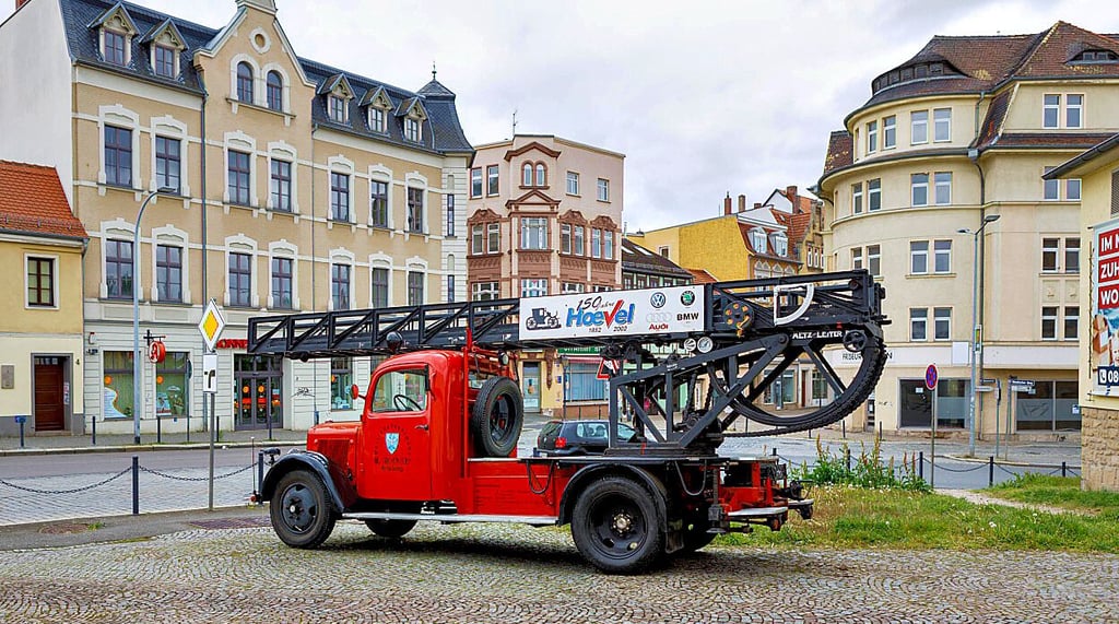 Ein Stück Techni: Das alte Drehleiterfahrzeug warb für den Tag der Industriekultur am Drahtseilbahngebäude am Wendischen Berg in Zeitz.