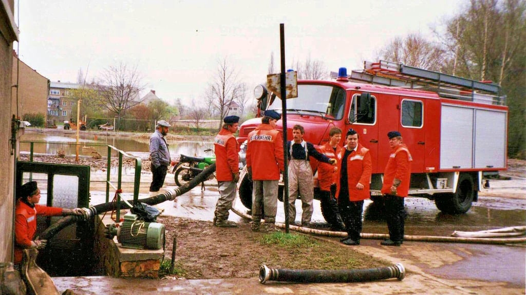 Pumpen, pumpen, pumpen: Auch Feuerwehrleute aus Zeitz kamen den Gaterslebenern zu Hilfe.