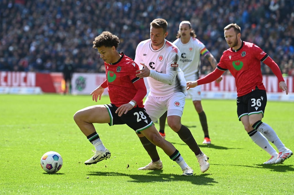 Hannovers Montell Ndikom (l) spielt gegen St. Paulis Hauke Wahl.