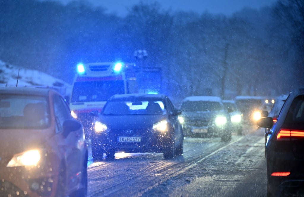 Fahrzeuge stauen sich am Morgen in der Arnstädter Straße.
