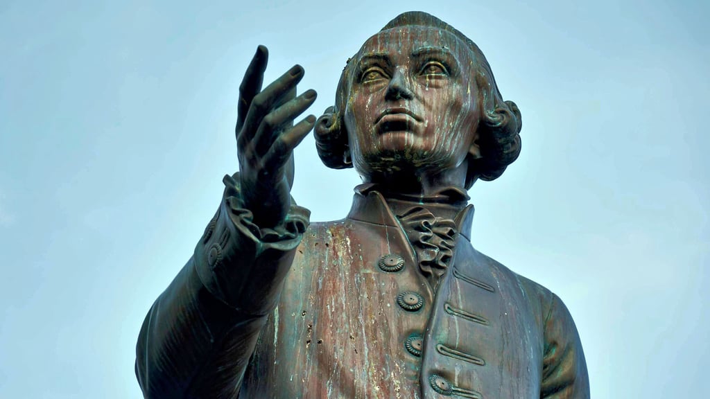 Denkmal für Immanuel Kant vor der Universität im russischen Kaliningrad, vormals Königsberg