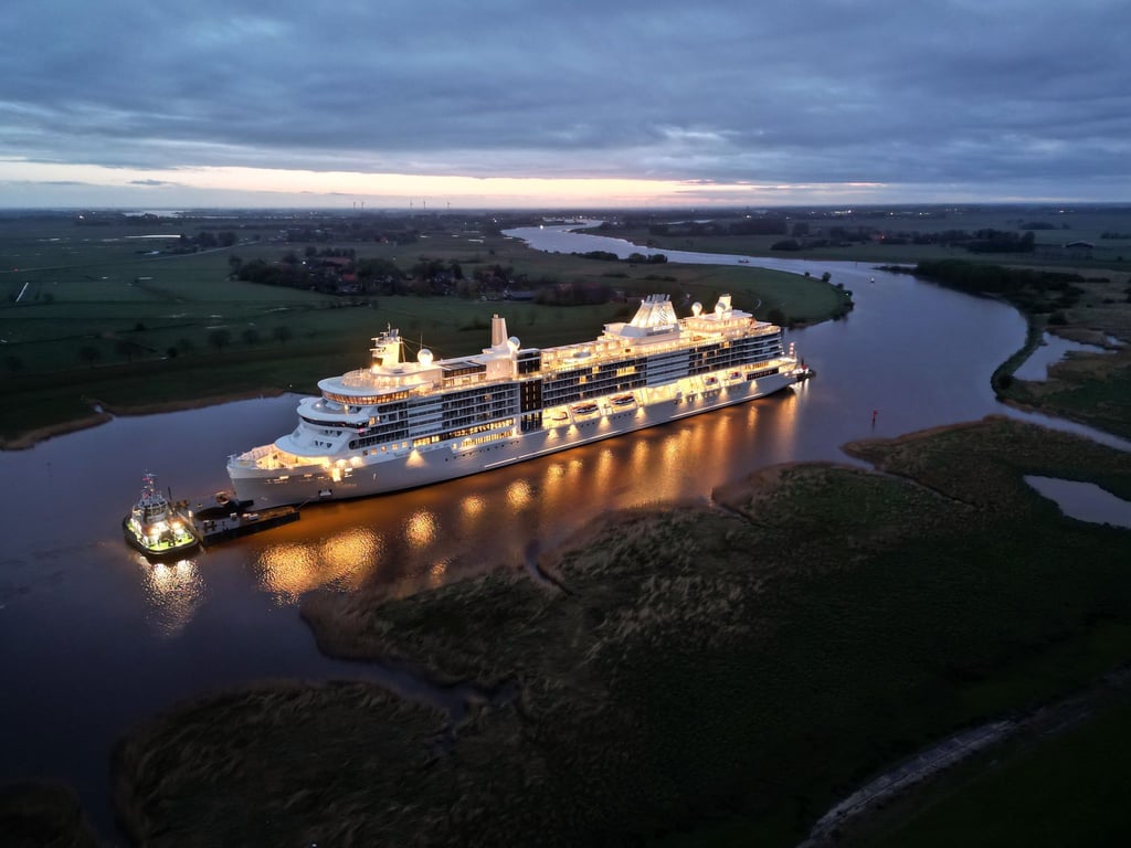 Der Luxusliner „Silver Ray“ auf der Ems vor Leer.