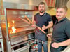 Yusuf Beyret (links) und Gökhan Tekin am Ofen. Hier werden die verschiedenen Fleischspieße gegrillt. 