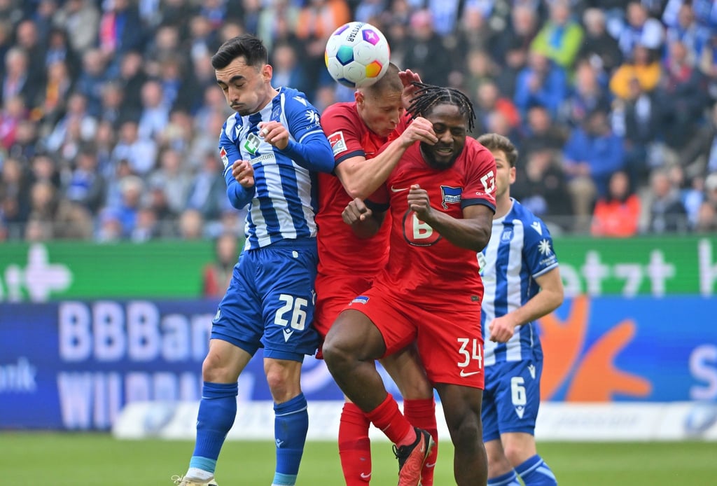 Paul Nebel (l) vom Karlsruher SC im Zweikampf mit Berlins Palko Dardai (M) und Berlins Deyovaisio Zeefuik.